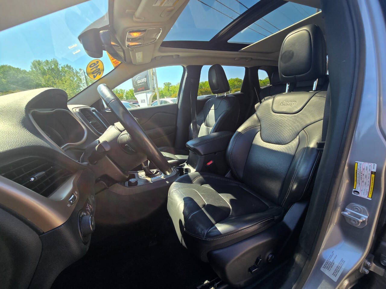 Used 2016 Jeep Cherokee Limited w/ Luxury Group AWD/4WD image 19