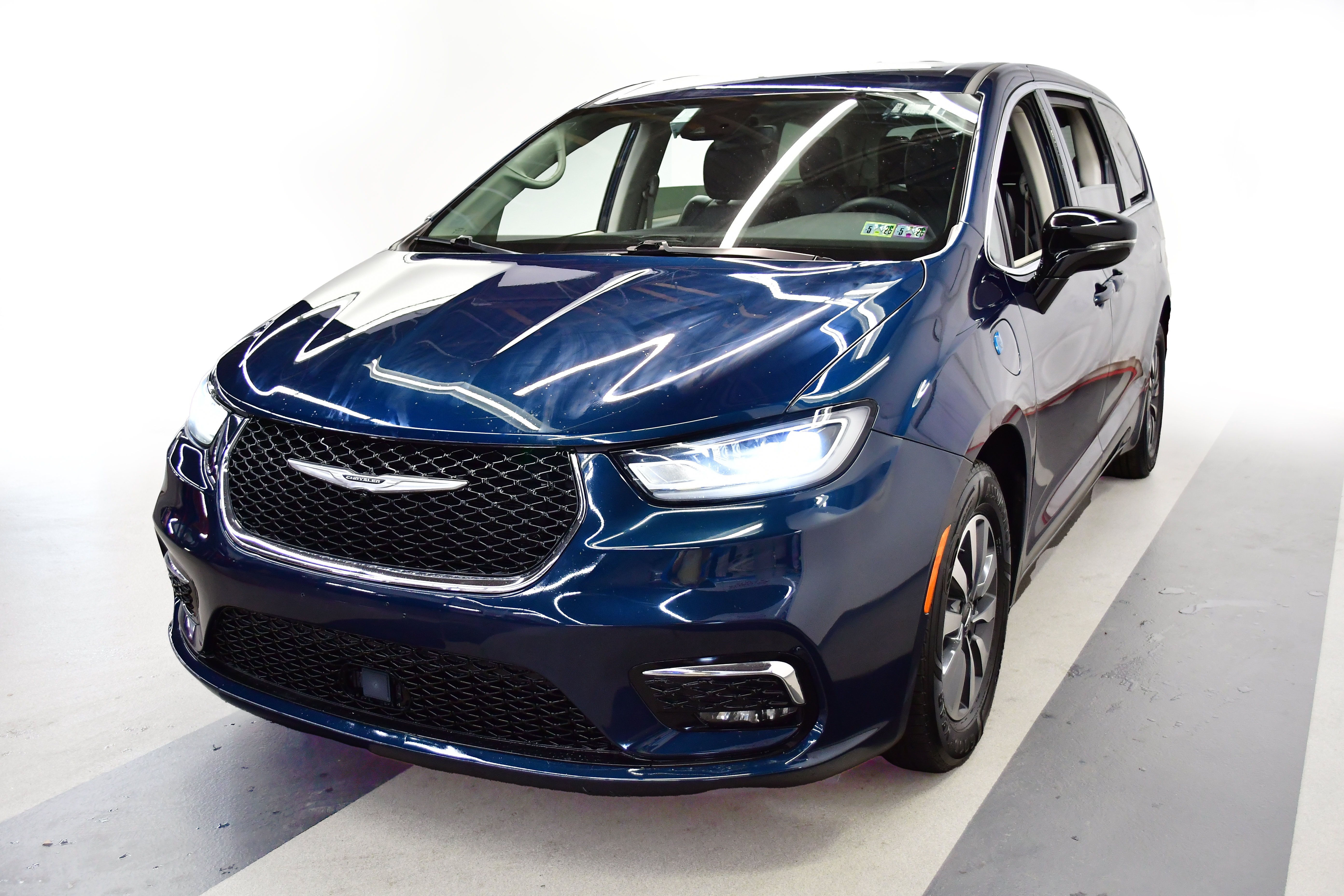 Used 2024 Chrysler Pacifica Limited FWD image 4