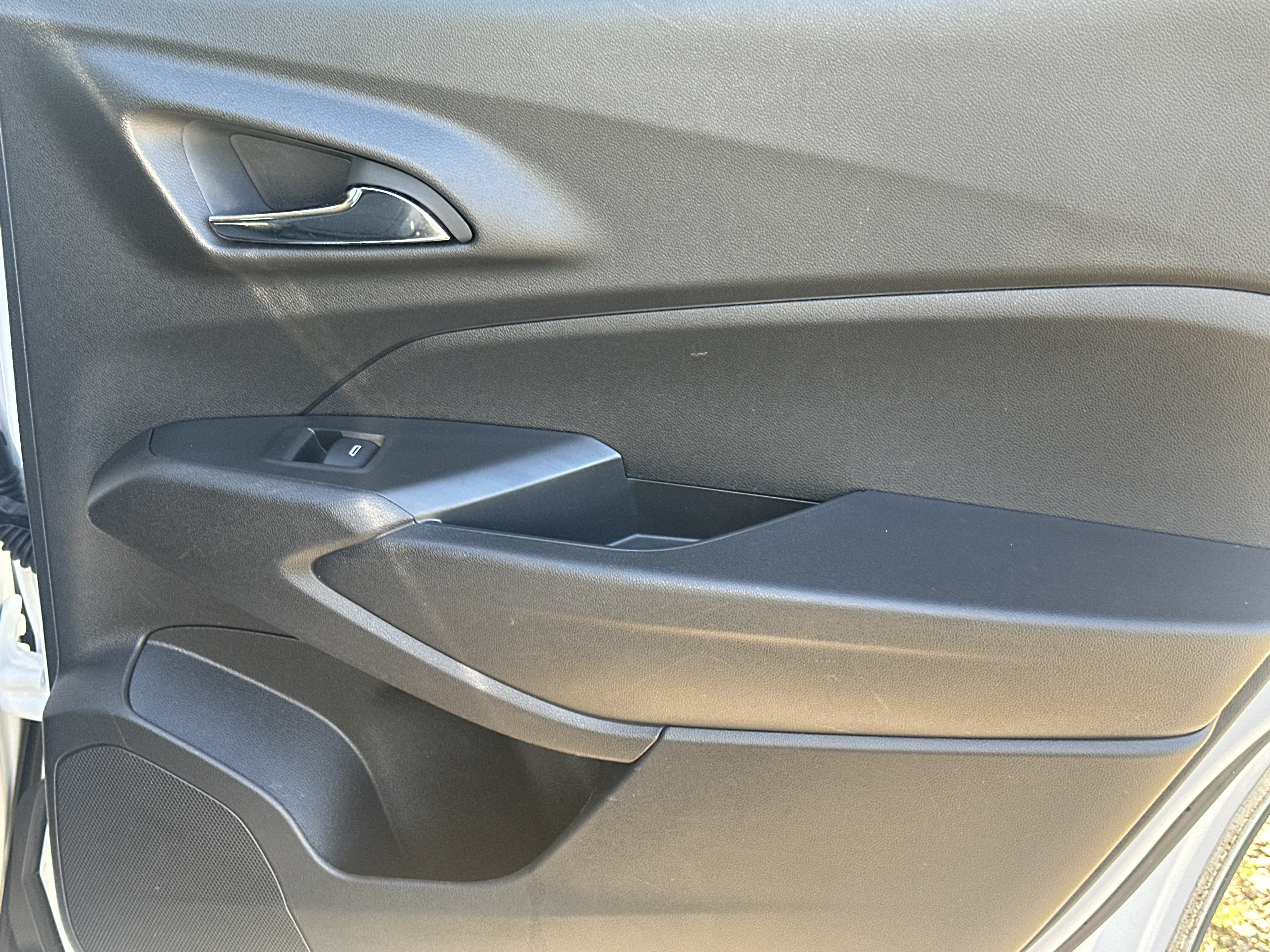 Used 2025 Chevrolet Trax LT FWD image 16
