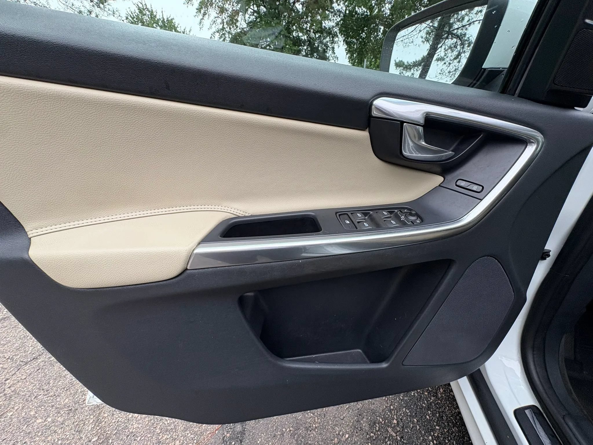 Used 2016 Volvo XC60 T6 w/ Proximity Package AWD/4WD image 33