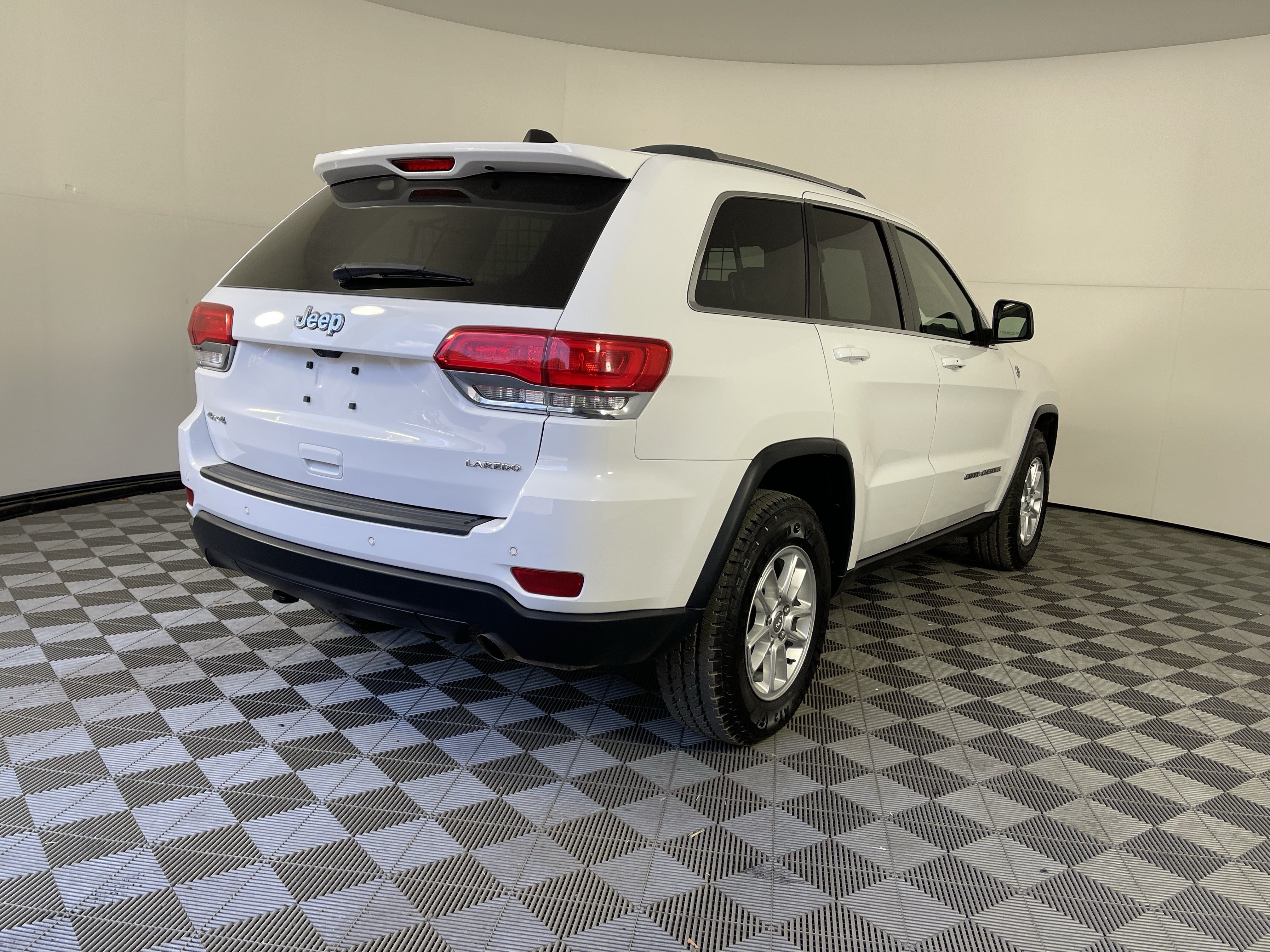 Used 2018 Jeep Grand Cherokee Laredo AWD/4WD image 5
