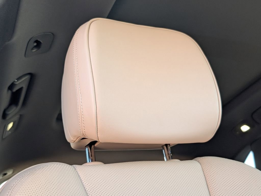 Certified 2022 Porsche Macan image 18