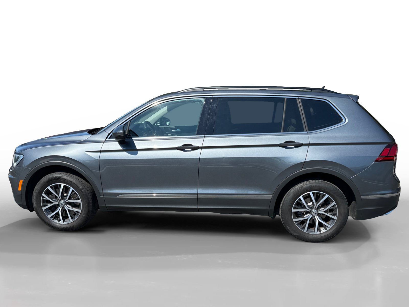 Used 2020 Volkswagen Tiguan SE w/ Panoramic Sunroof Package FWD image 2