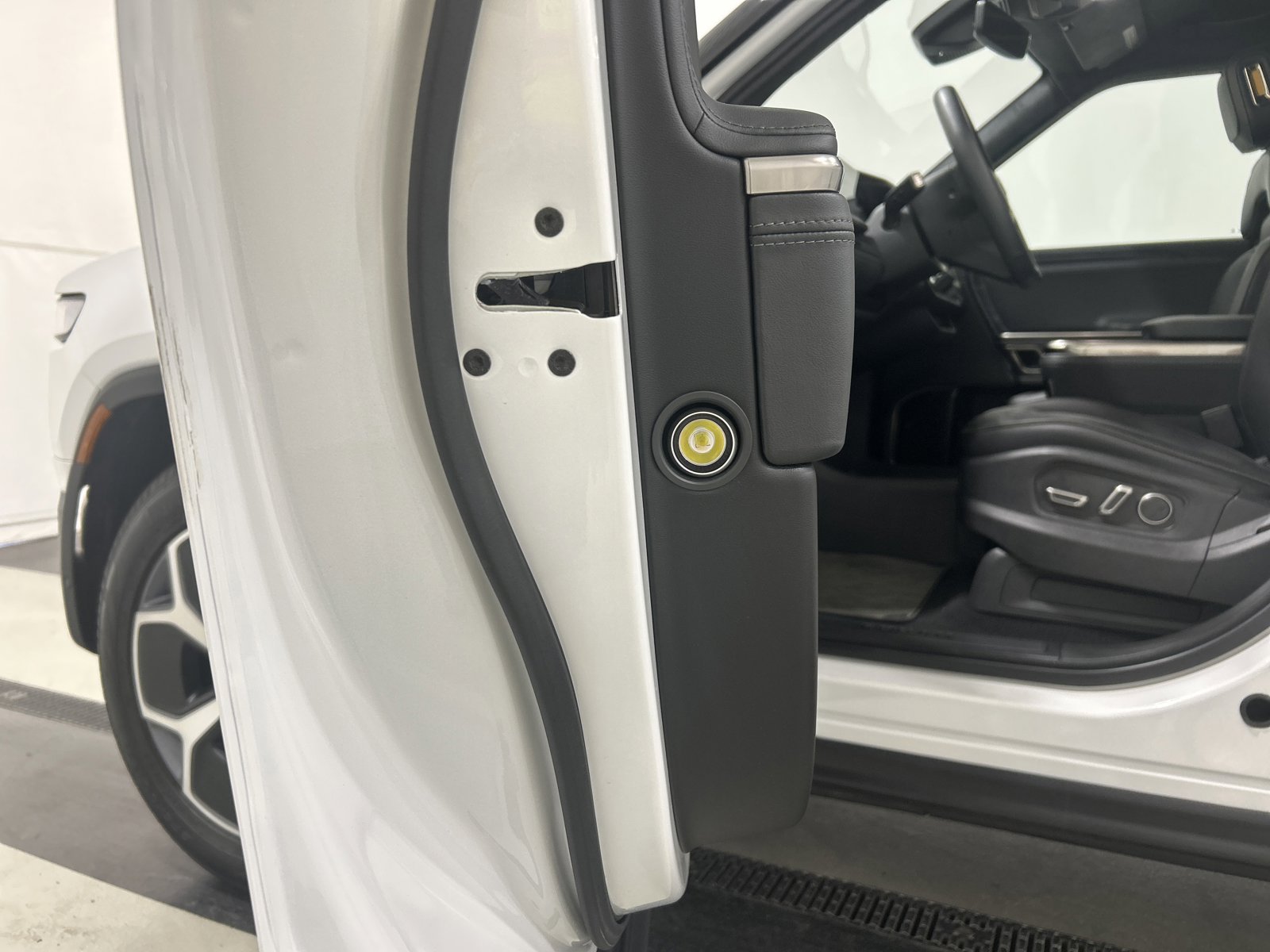 Used 2024 Rivian R1S Adventure image 32