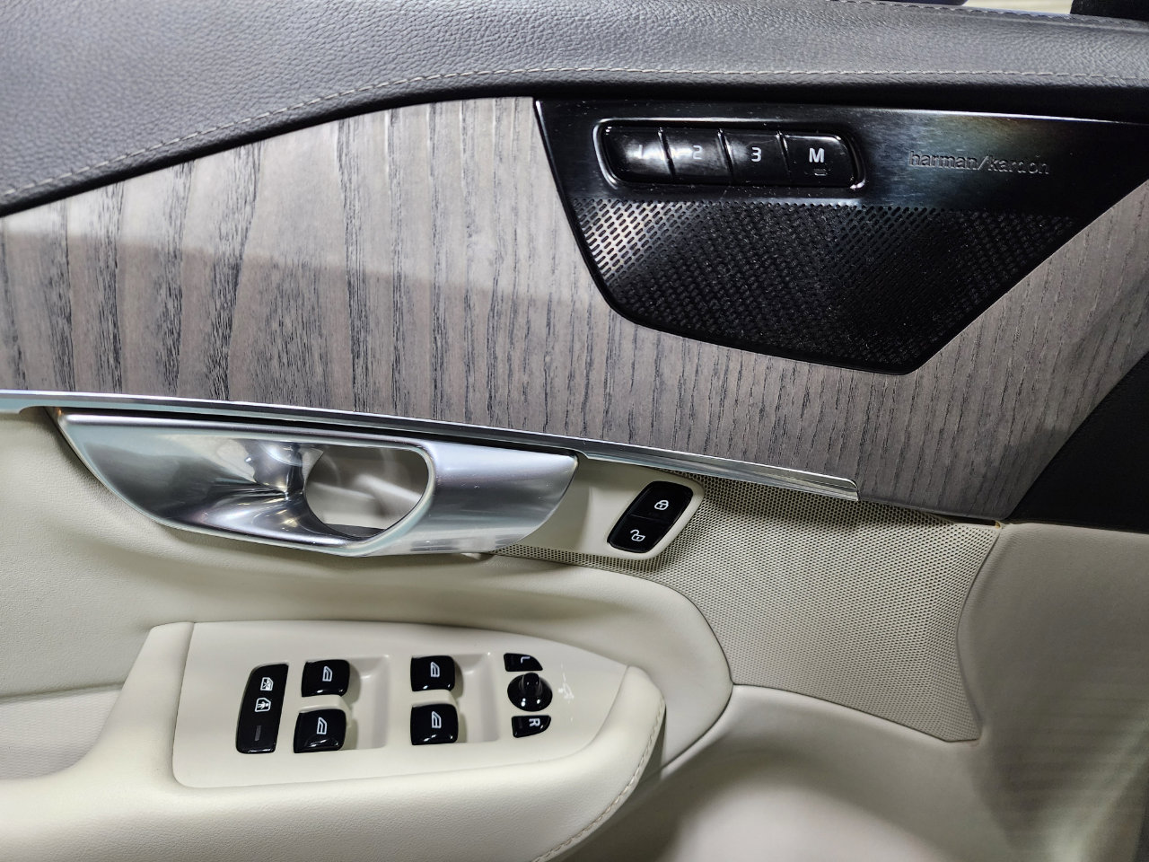 Used 2023 Volvo XC90 B6 Ultimate w/ Protection Package Premier image 18