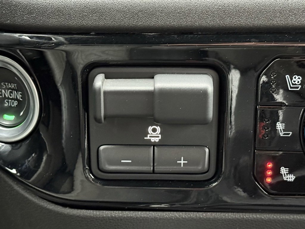 Used 2025 Chevrolet Silverado 2500 ZR2 w/ Technology Package image 31