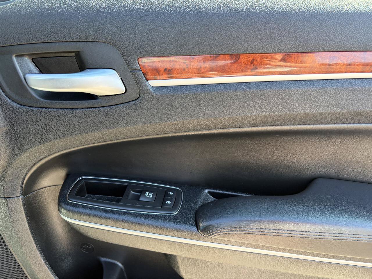 Used 2014 Chrysler 300 RWD image 20