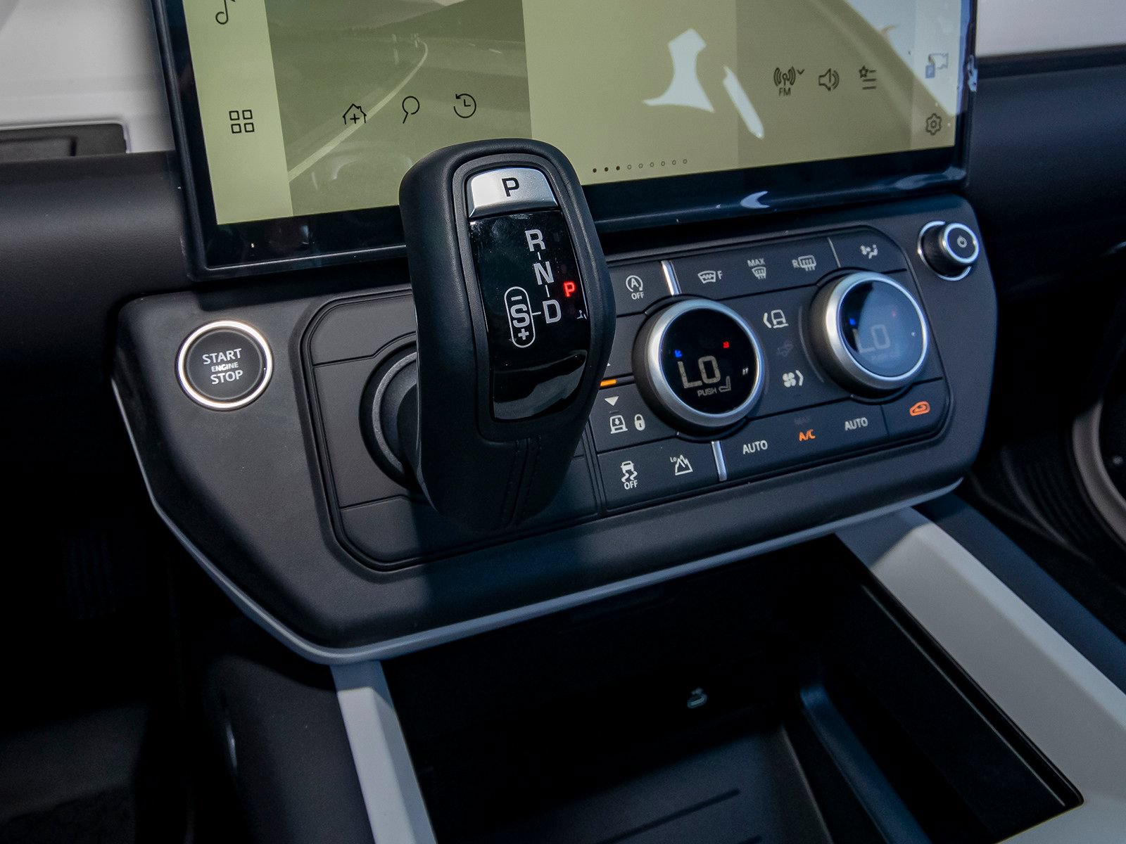 New 2026 Land Rover Defender 130 X-Dynamic SE AWD/4WD image 27