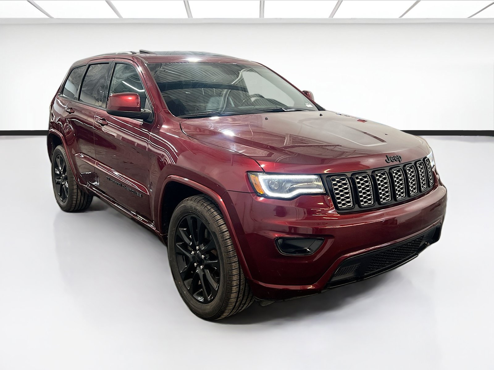 Used 2022 Jeep Grand Cherokee Laredo X RWD image 3