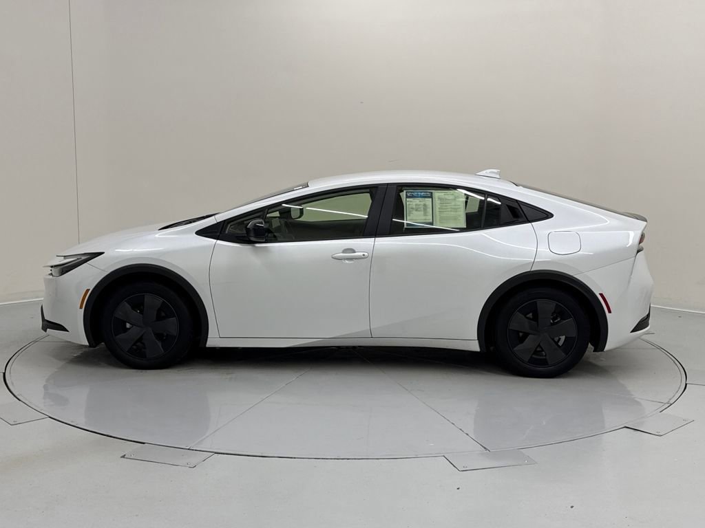 Used 2025 Toyota Prius LE video 3