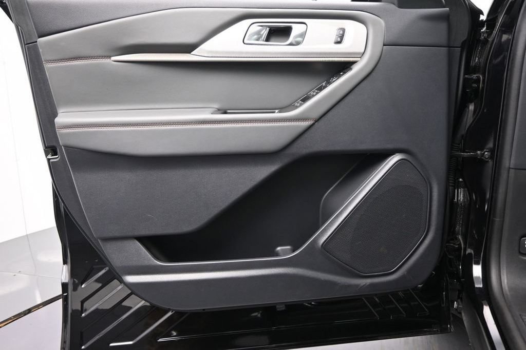 New 2025 Ford Explorer Active w/ Active Comfort Package AWD/4WD image 16