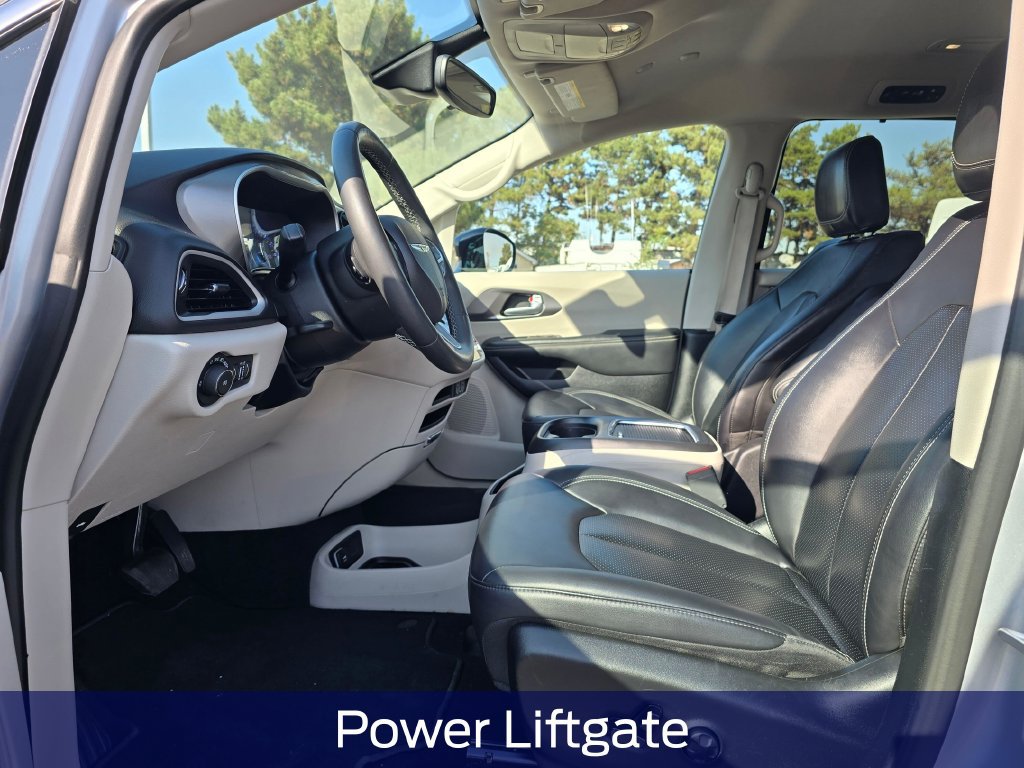 Used 2024 Chrysler Pacifica Touring-L FWD image 11