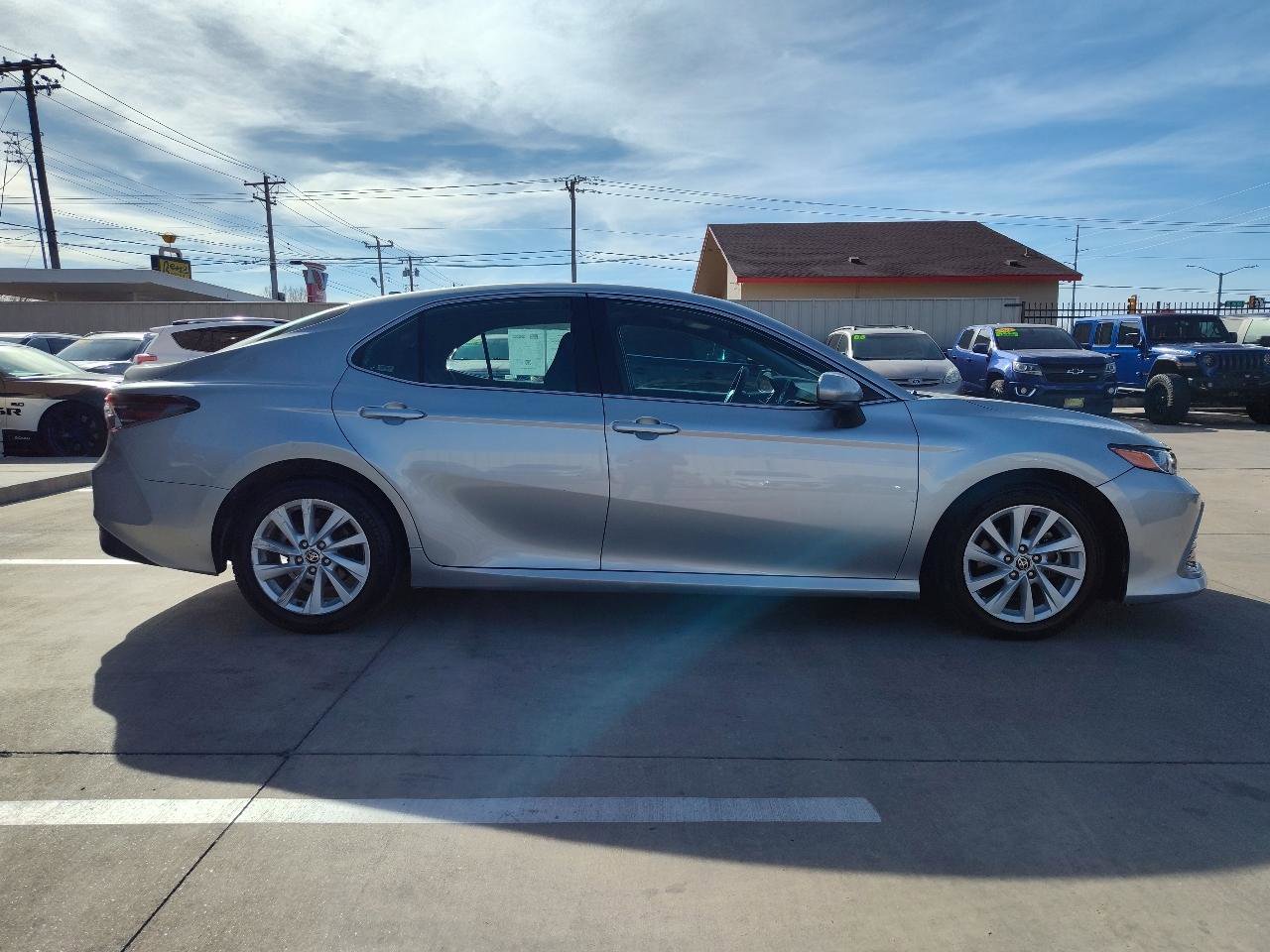 Used 2023 Toyota Camry LE image 3