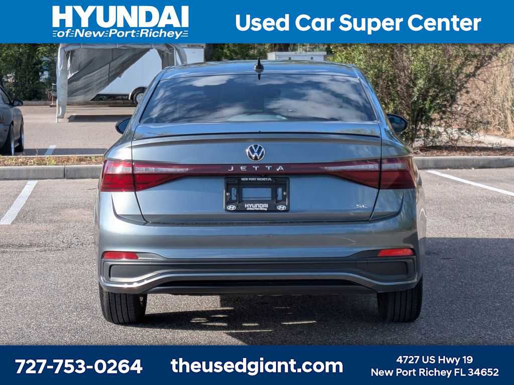 Used 2025 Volkswagen Jetta SE image 4