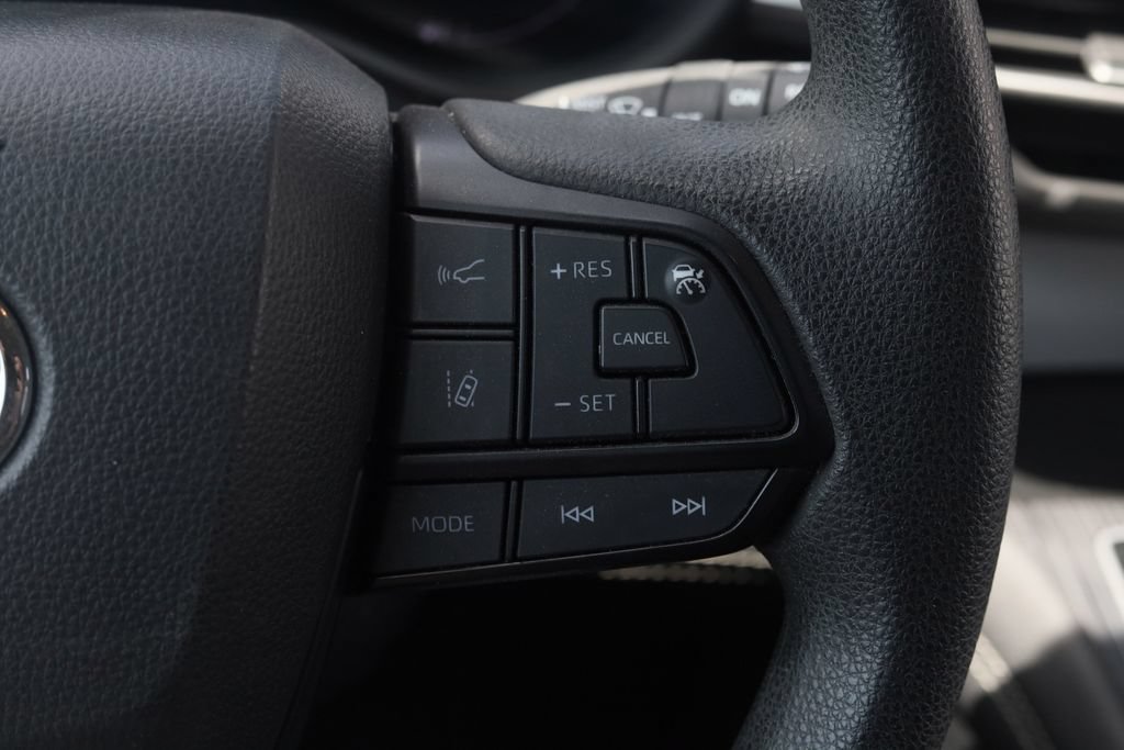Used 2025 Toyota Sienna LE FWD image 16