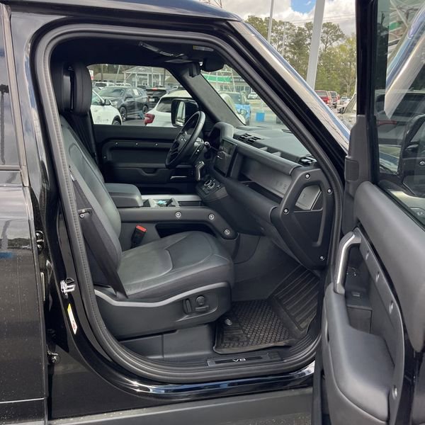 Used 2025 Land Rover Defender 110 V8 image 3