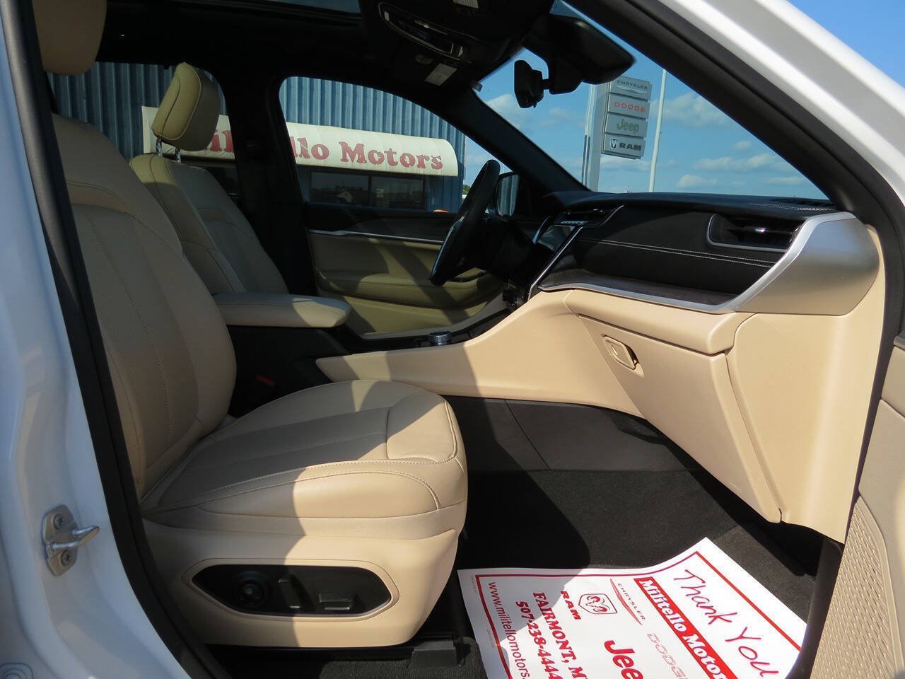 Used 2024 Jeep Grand Cherokee Limited w/ Luxury Tech Group II AWD/4WD image 17