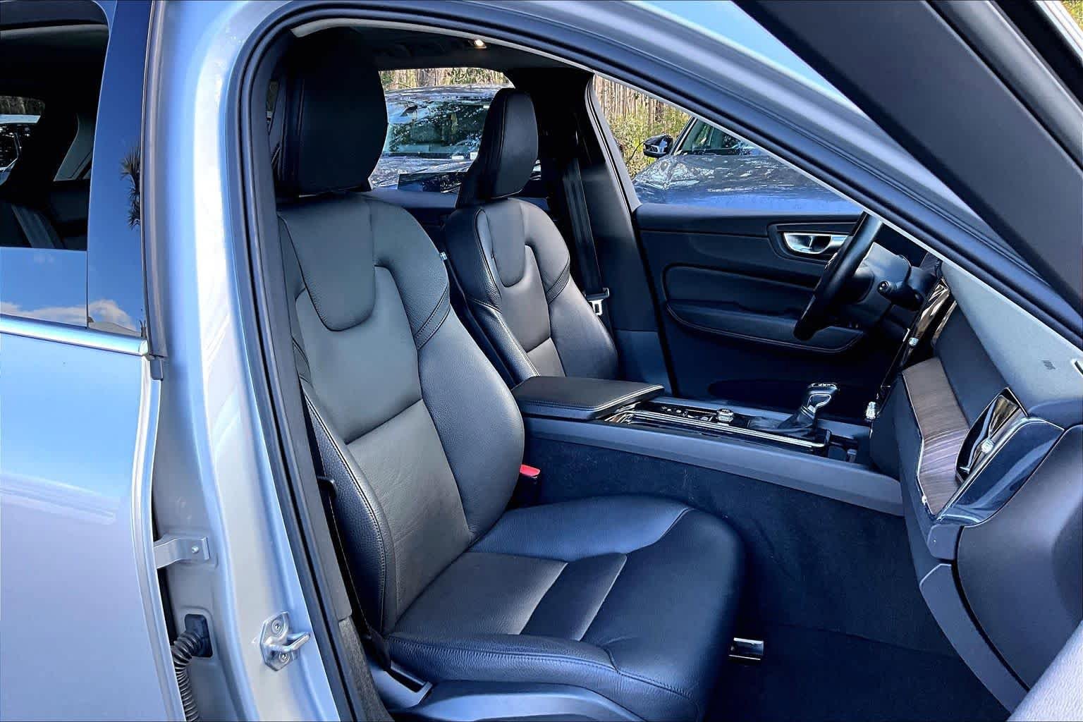 Used 2021 Volvo XC60 T5 Momentum w/ Premium Package AWD/4WD image 9