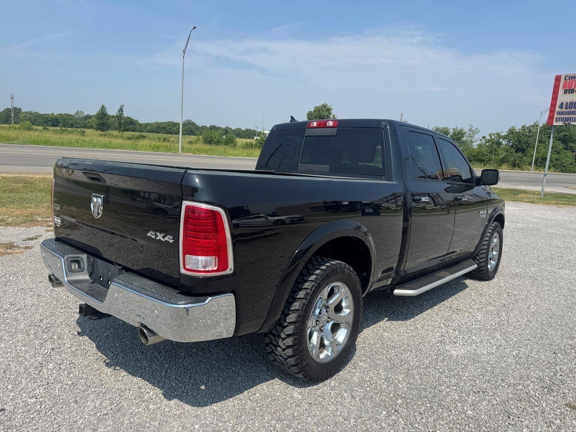 Used 2017 RAM 1500 Laramie w/ Convenience Group AWD/4WD image 3