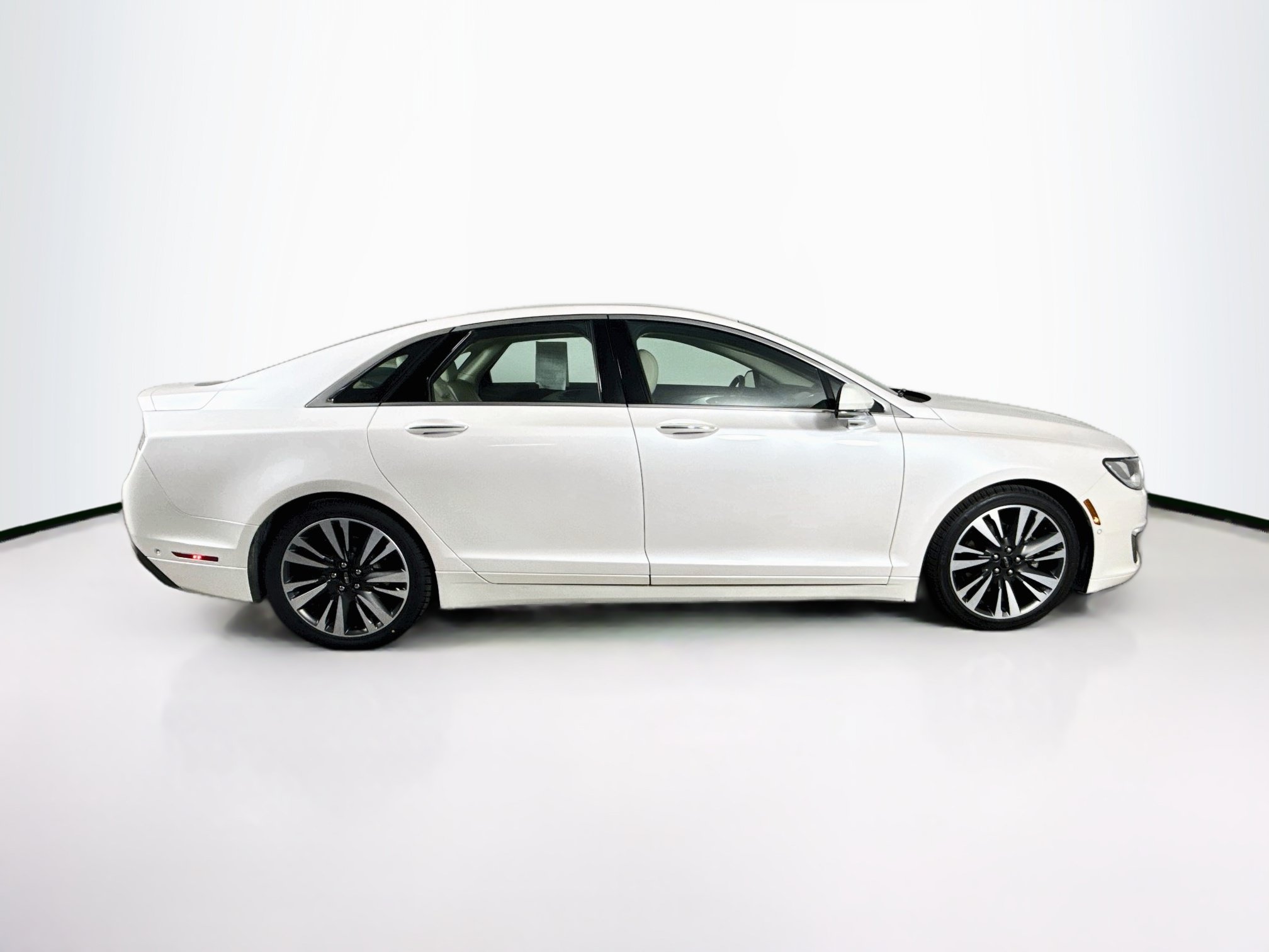 Used 2017 Lincoln MKZ Reserve w/ Technology Package FWD image 2