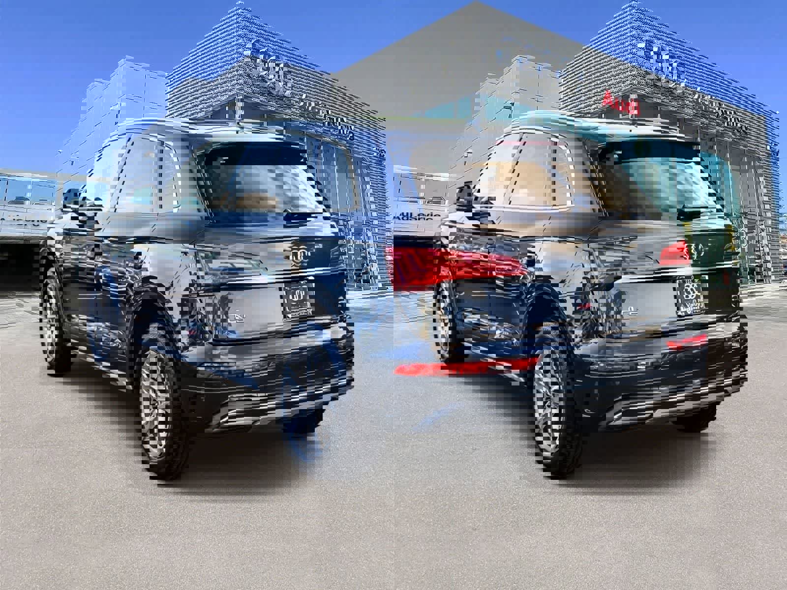 Used 2023 Audi Q5 Premium w/ Convenience Package image 2