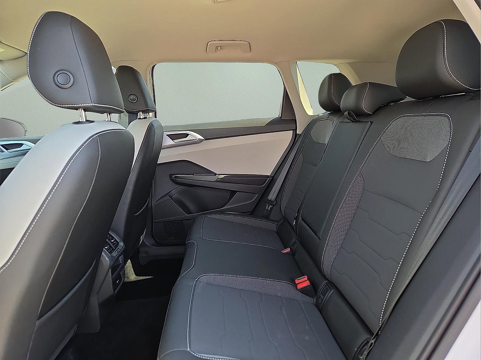 Used 2025 Volkswagen Taos SE image 10