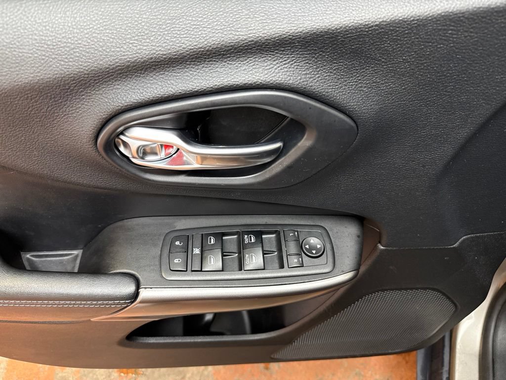 Used 2019 Jeep Cherokee Latitude Plus w/ Comfort/Convenience Group FWD image 22