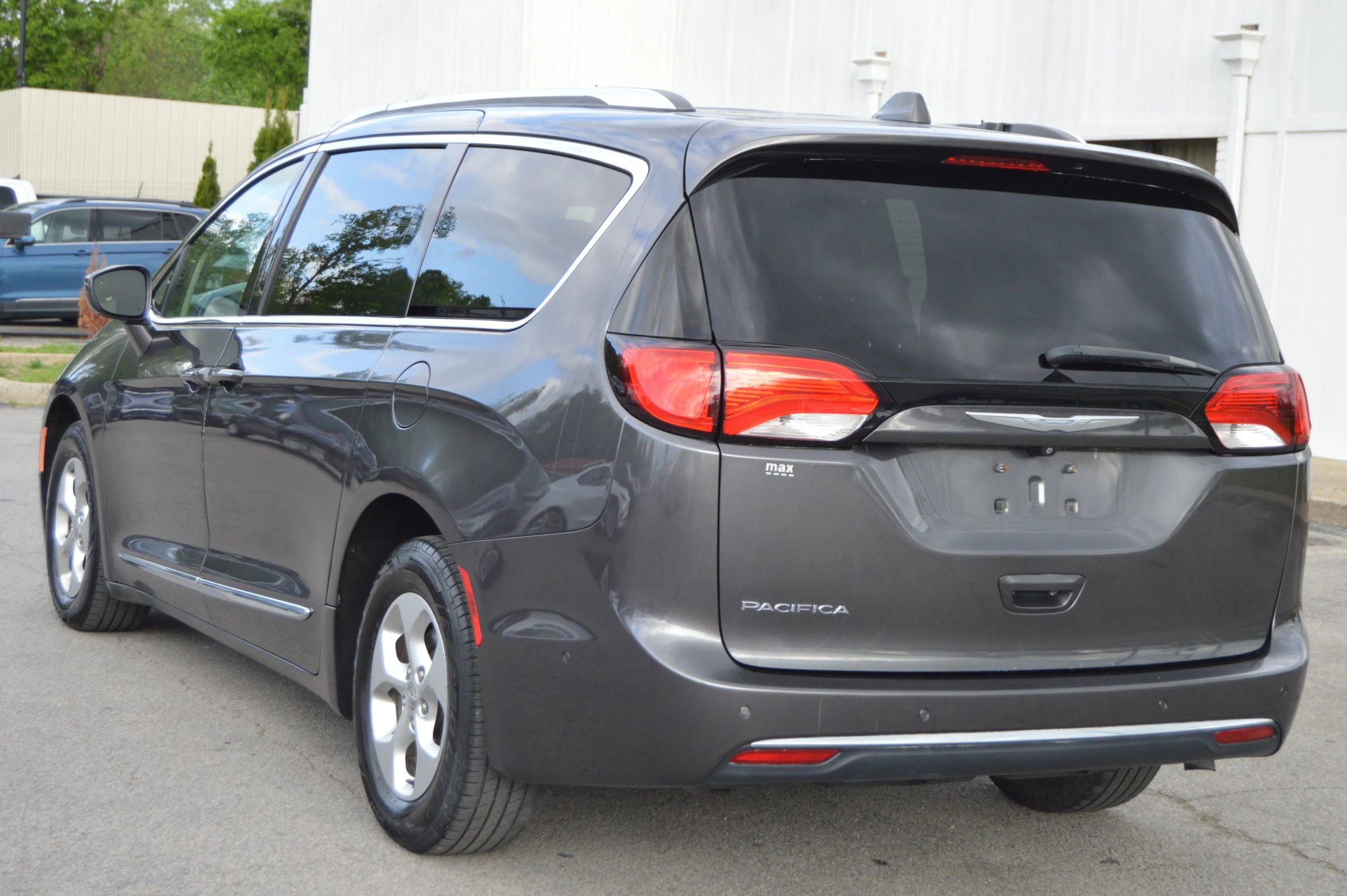 Used 2017 Chrysler Pacifica Touring-L Plus FWD image 4
