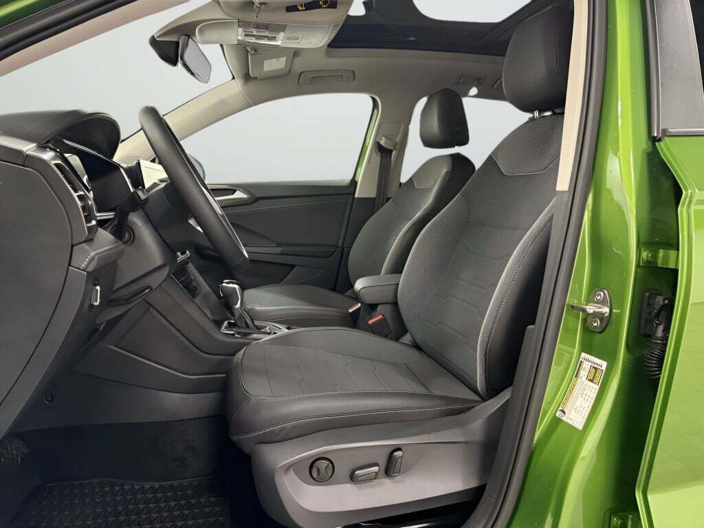 Certified 2025 Volkswagen Taos SE AWD/4WD image 21
