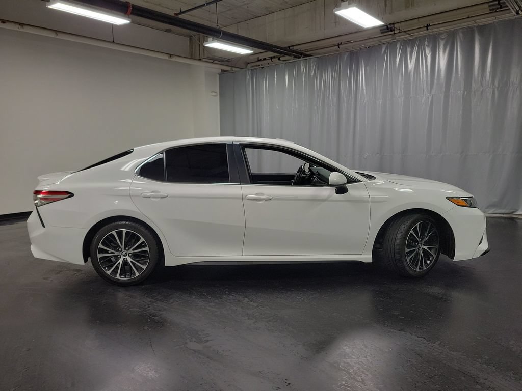 Used 2018 Toyota Camry SE w/ Moonroof Package FWD image 9