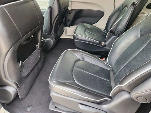 Used 2023 Chrysler Pacifica Limited image 32