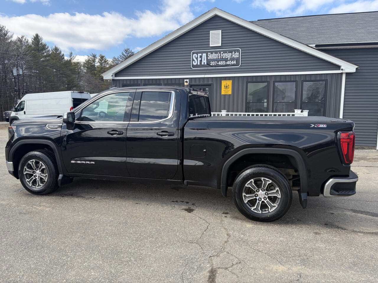 Used 2023 GMC Sierra 1500 SLE w/ X31 Off-Road Package image 5