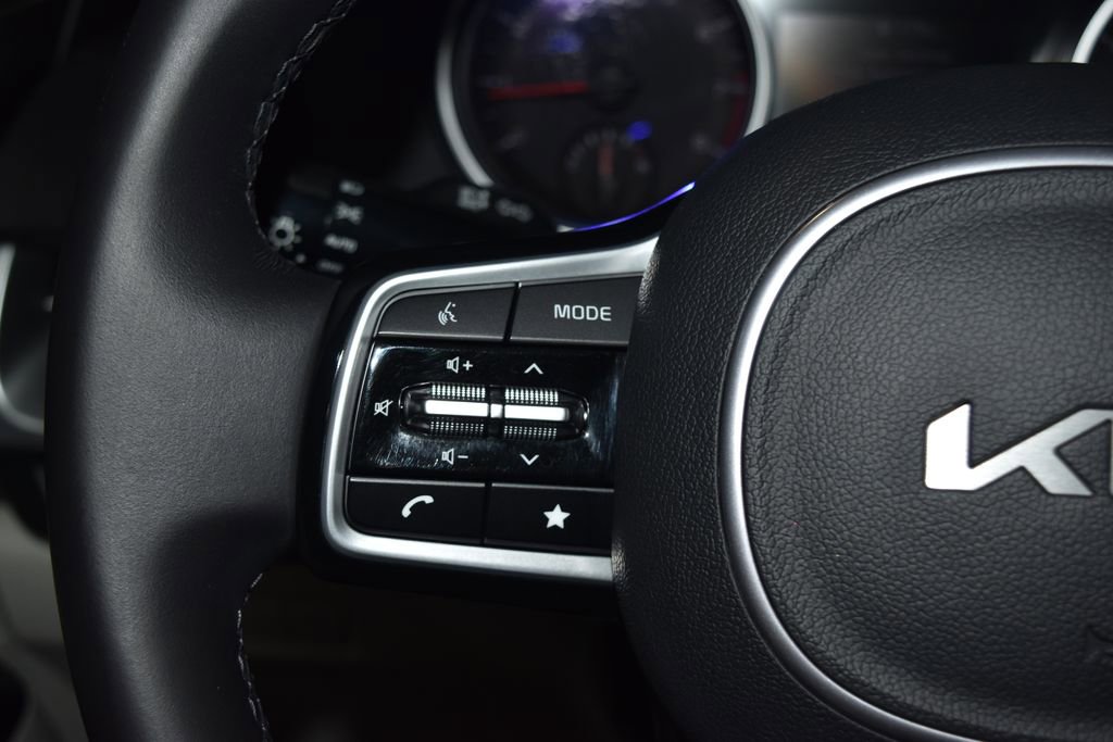 Used 2023 Kia Carnival LX image 7