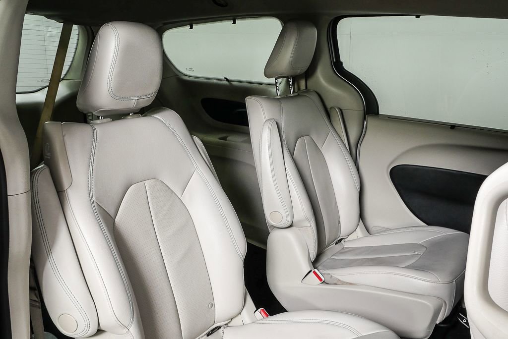 Used 2018 Chrysler Pacifica Touring-L image 24