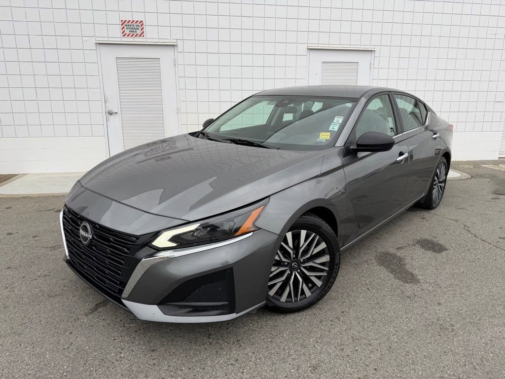 Used 2024 Nissan Altima 2.5 SV FWD image 1