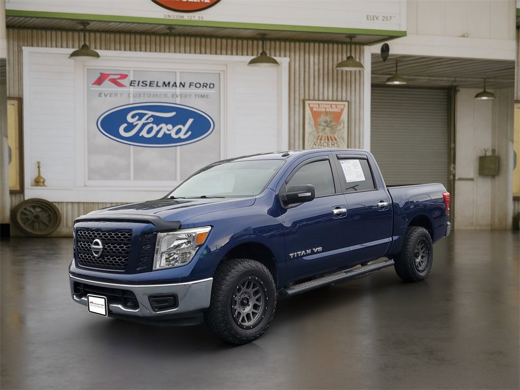Used 2019 Nissan Titan SV image 2