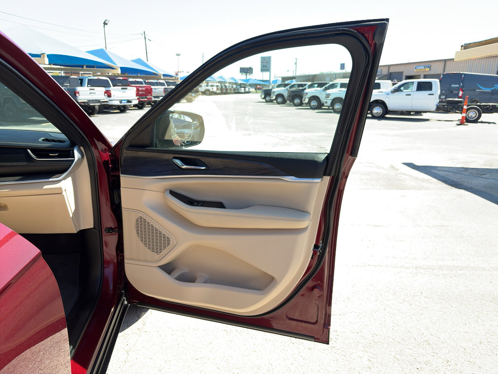 Used 2024 Jeep Grand Cherokee Limited w/ Trailer Tow Package image 15