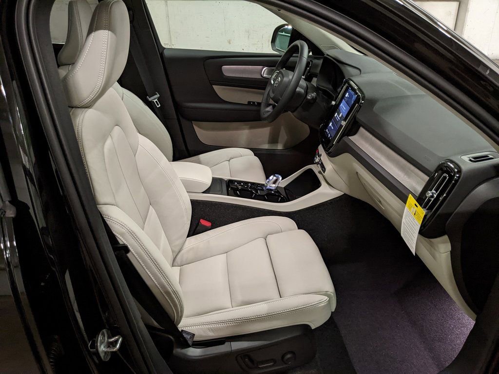 New 2025 Volvo XC40 B5 Plus w/ Protection Package Premier image 22
