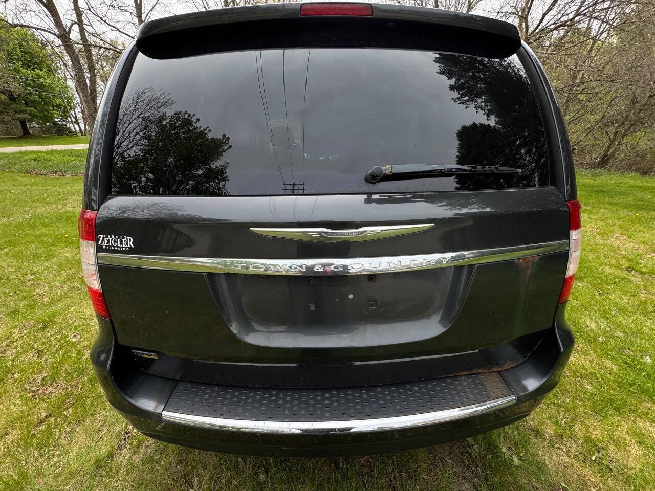 Used 2012 Chrysler Town & Country Touring FWD image 3