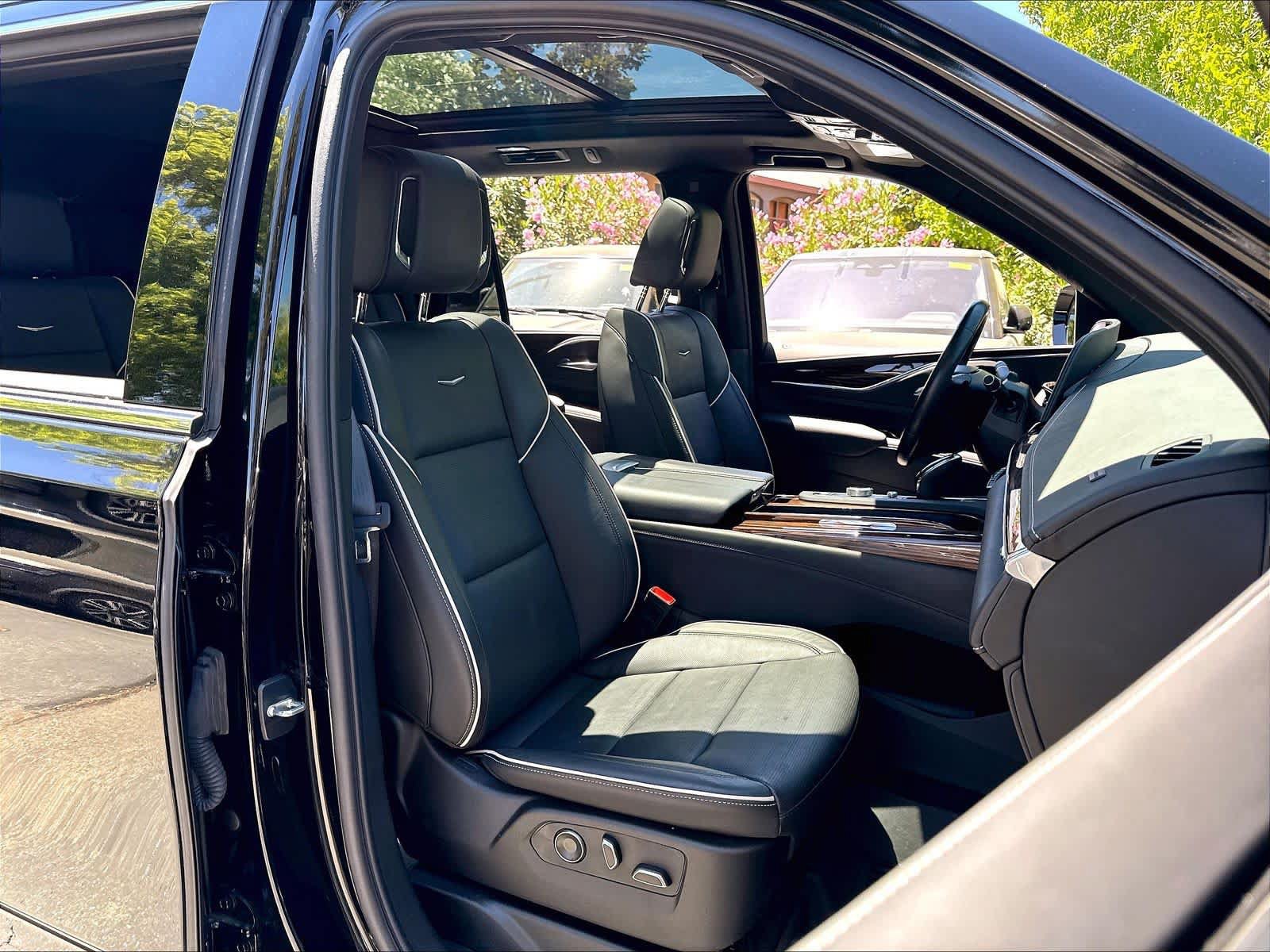 Used 2024 Cadillac Escalade Premium Luxury w/ LPO, Floor Liner Package AWD/4WD image 10