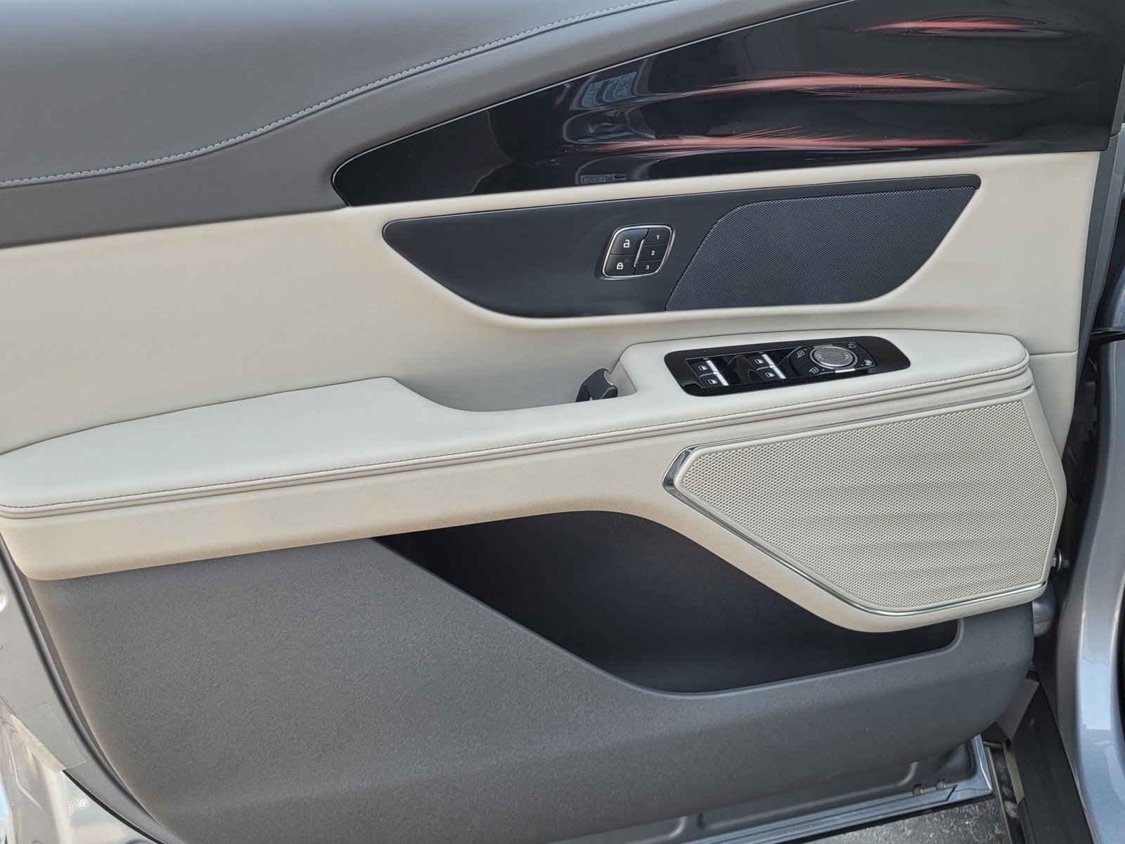 New 2025 Lincoln Nautilus Premier image 10