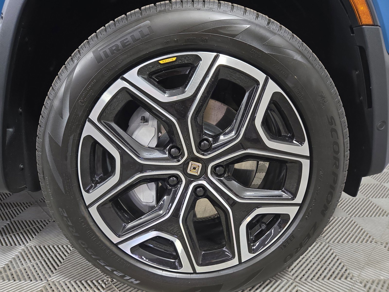 Used 2024 Rivian R1S Adventure image 11