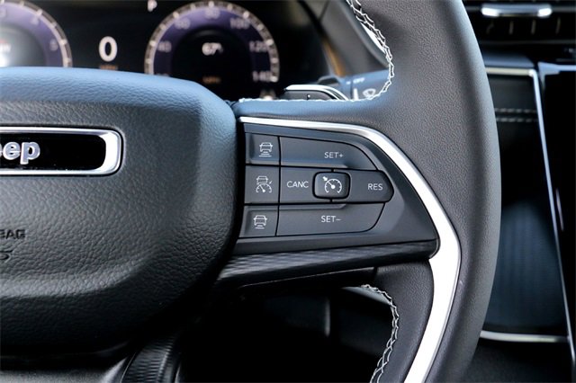 Used 2025 Jeep Grand Cherokee Laredo image 13