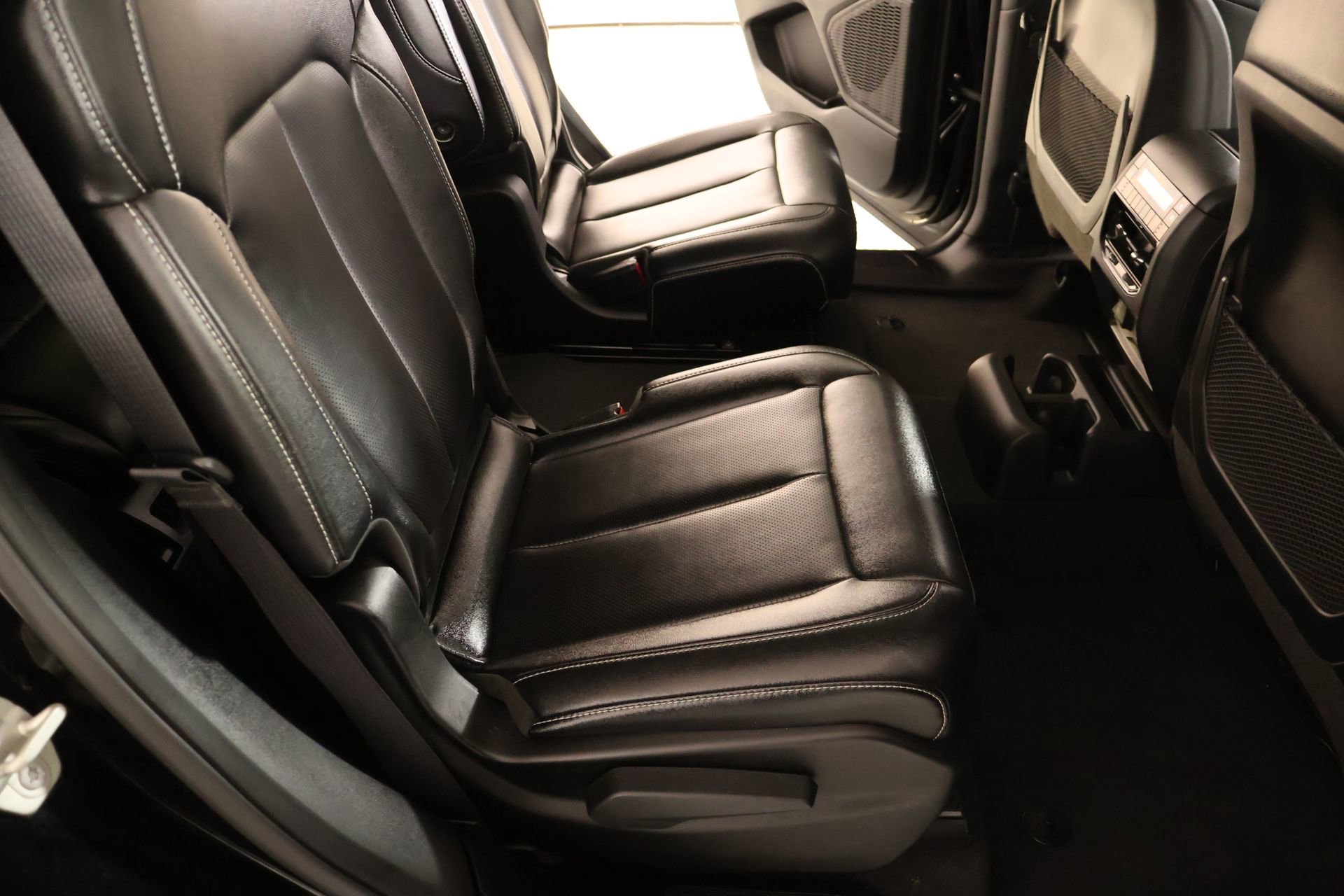 Used 2024 Jeep Grand Cherokee L Limited w/ Luxury Tech Group II AWD/4WD image 16