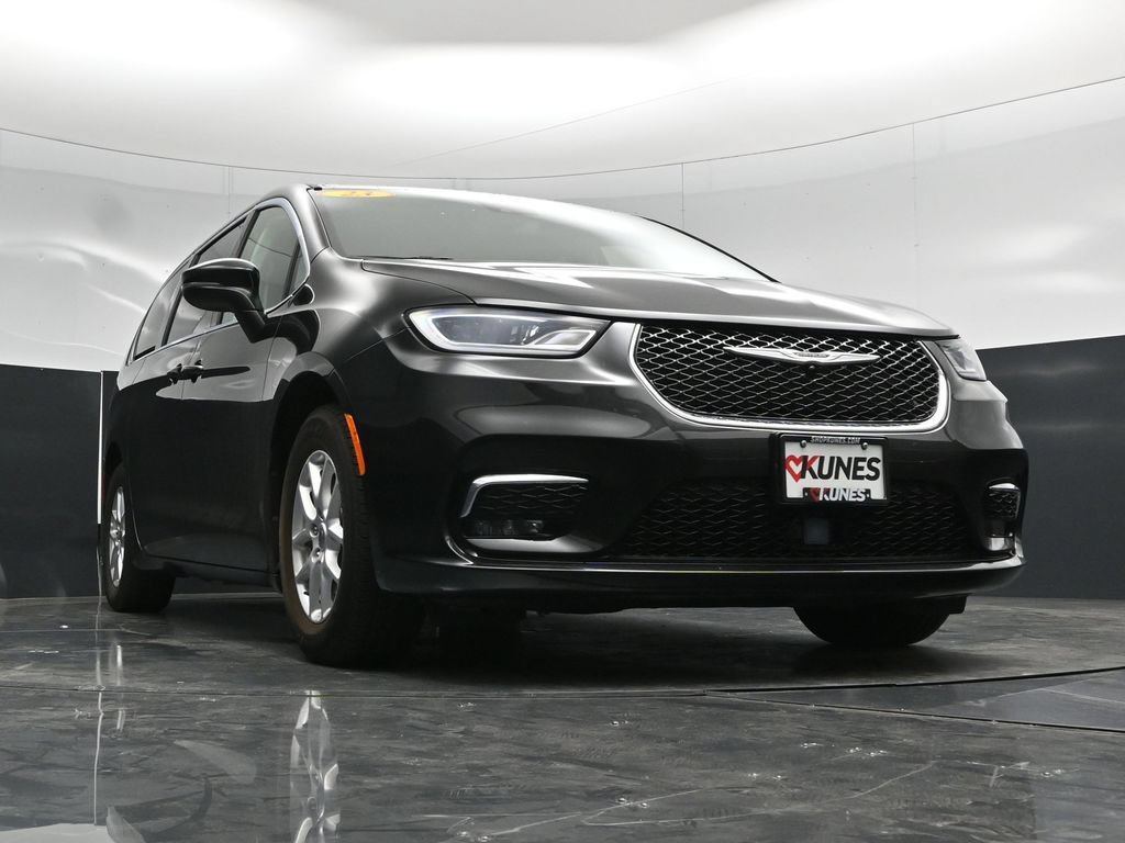 Used 2023 Chrysler Pacifica Touring-L FWD image 57