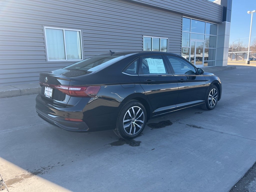 Used 2025 Volkswagen Jetta SE image 5