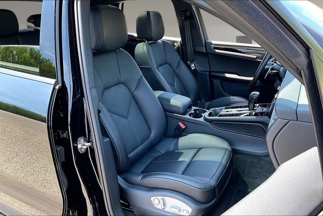 Used 2025 Porsche Macan AWD/4WD image 26