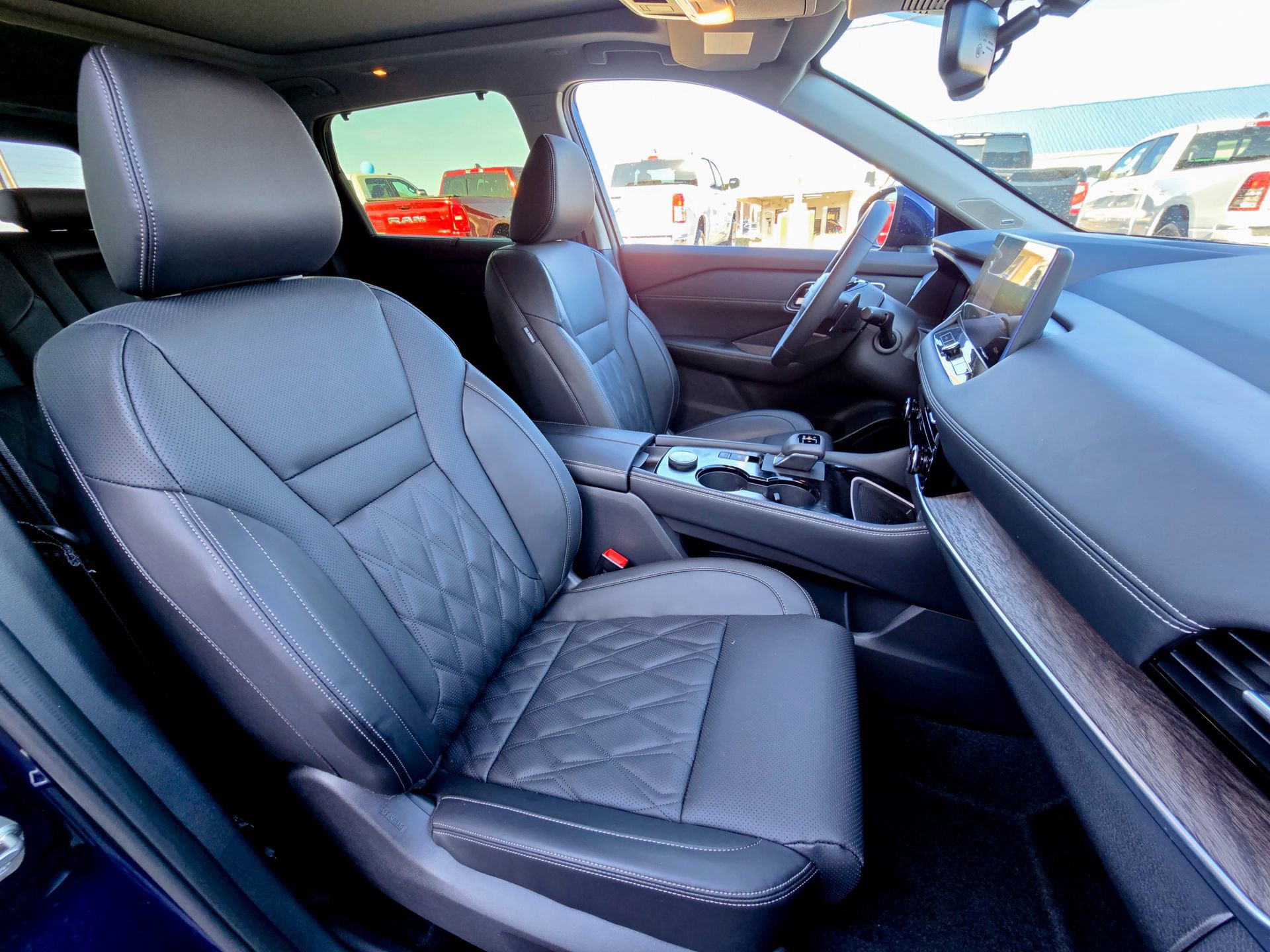 Used 2025 Nissan Rogue Platinum w/ Platinum Premium Package image 17