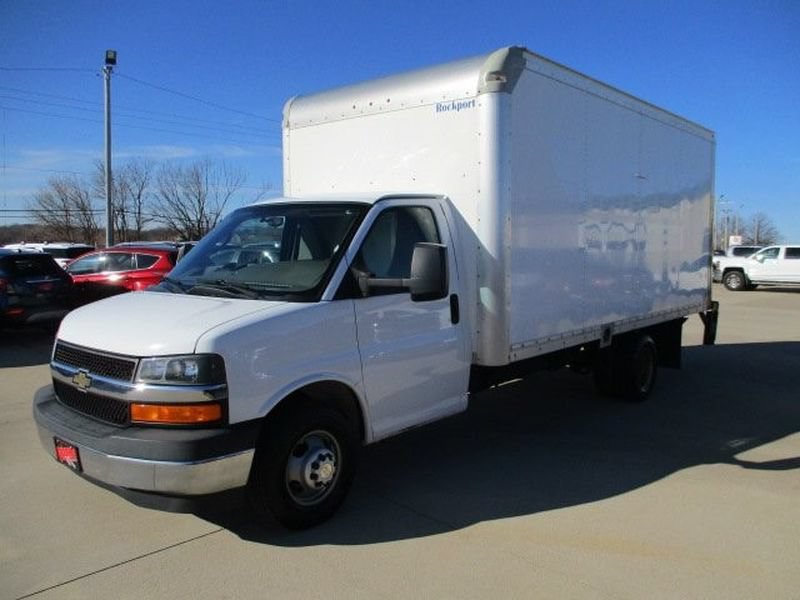 Used 2017 Chevrolet Express 4500 Extended RWD image 3