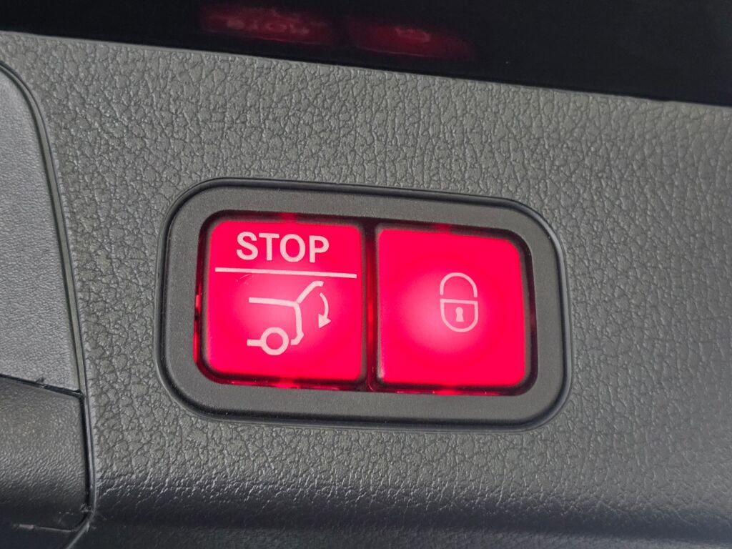 Used 2023 Mercedes-Benz GLB 250 4MATIC image 16